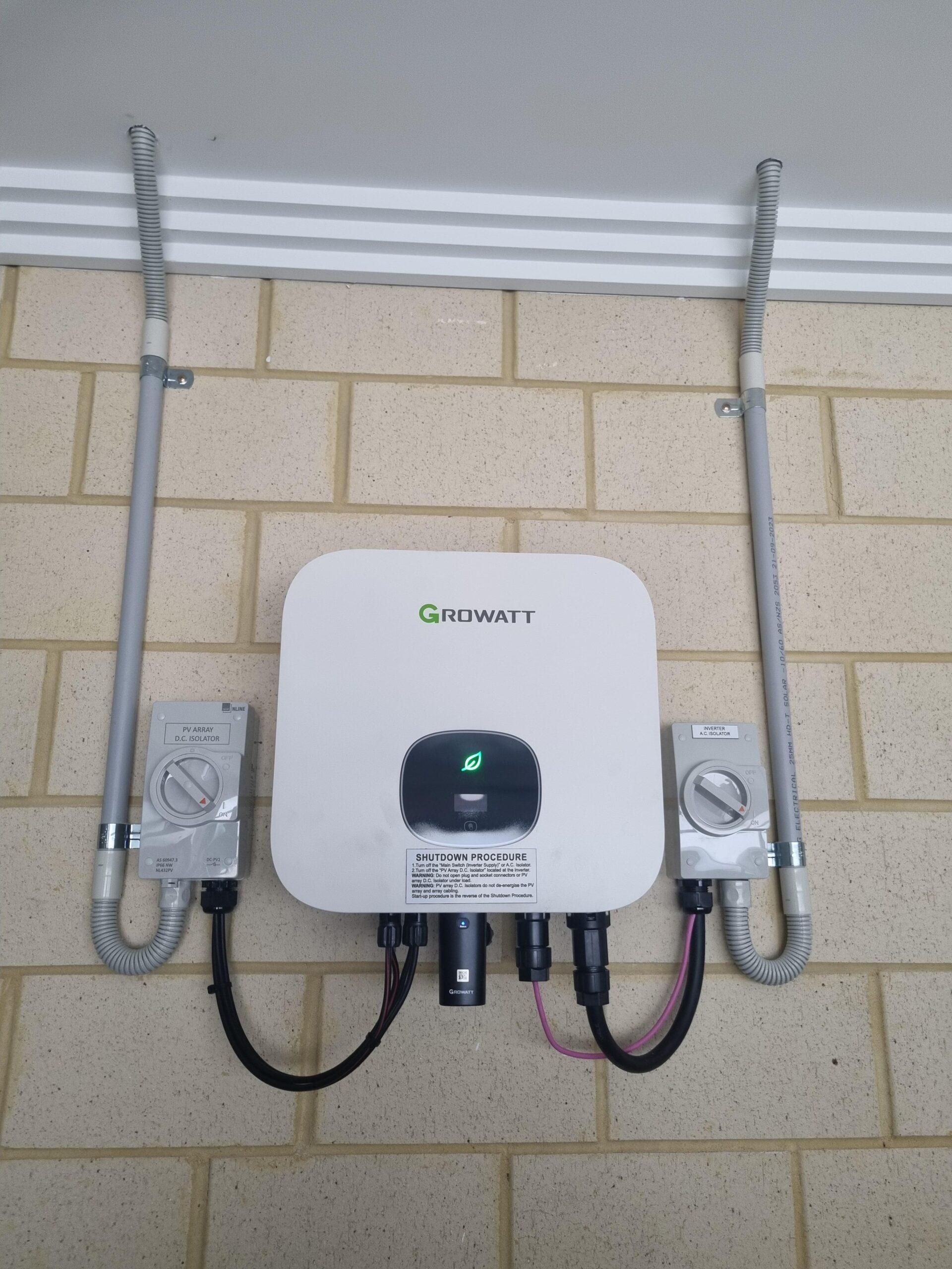 How Does a Hybrid Growatt PV Inverter Manage Solar Power